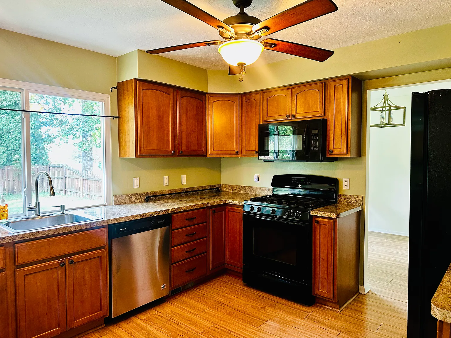 4 bed, 1860 sqft, $2,850 — Photo 3