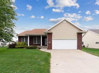 700 Rosedale Dr, Center Point, IA 52213