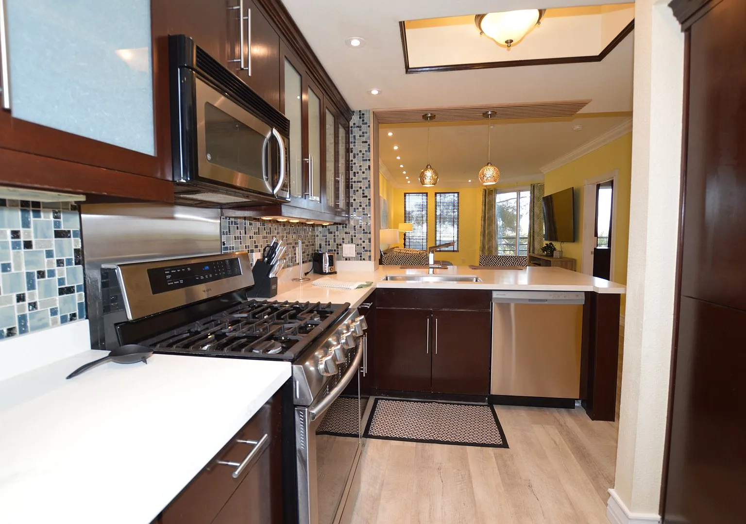 Stunning 2 Bath| 2 Bedroom Luxury Condo with Modern Upgrades — Photo 4