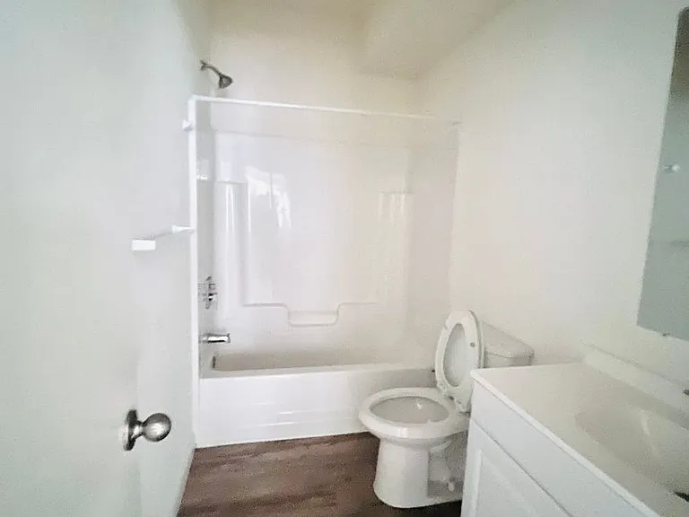 University Park Apartments near Cornell University — Photo 902