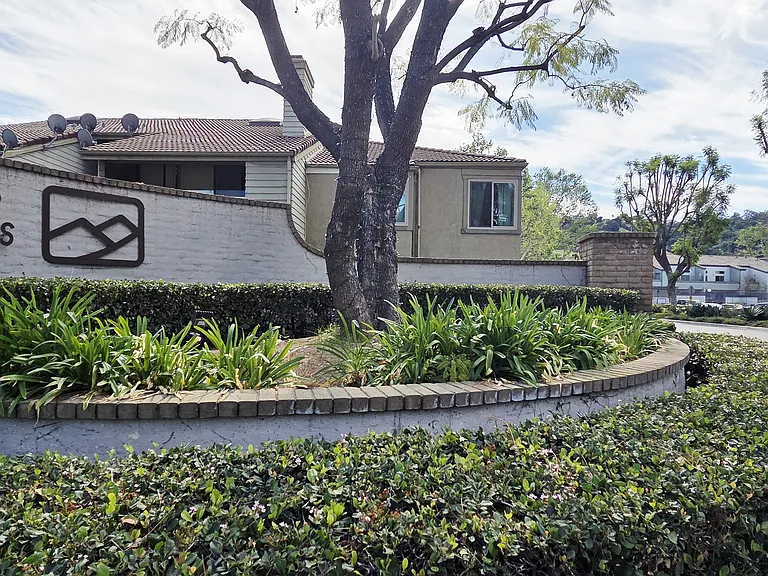 7 Carriage Way — Photo 2