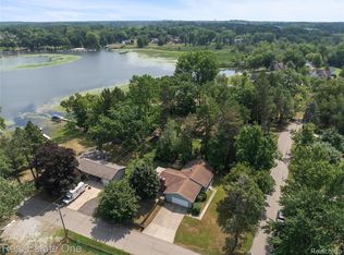 330 Harvard Dr, Howell, MI 48843