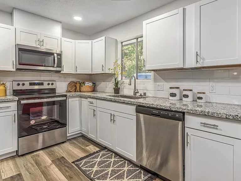 790 Spring St — Photo 2