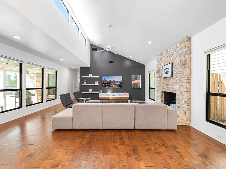 Oak Knoll Dr — Photo 17