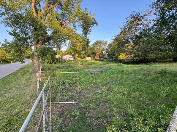 W Plum St, Collinsville, OK 74021
