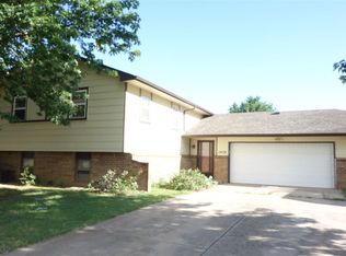 2450 N Ridgewood Ct, Wichita, KS 67220