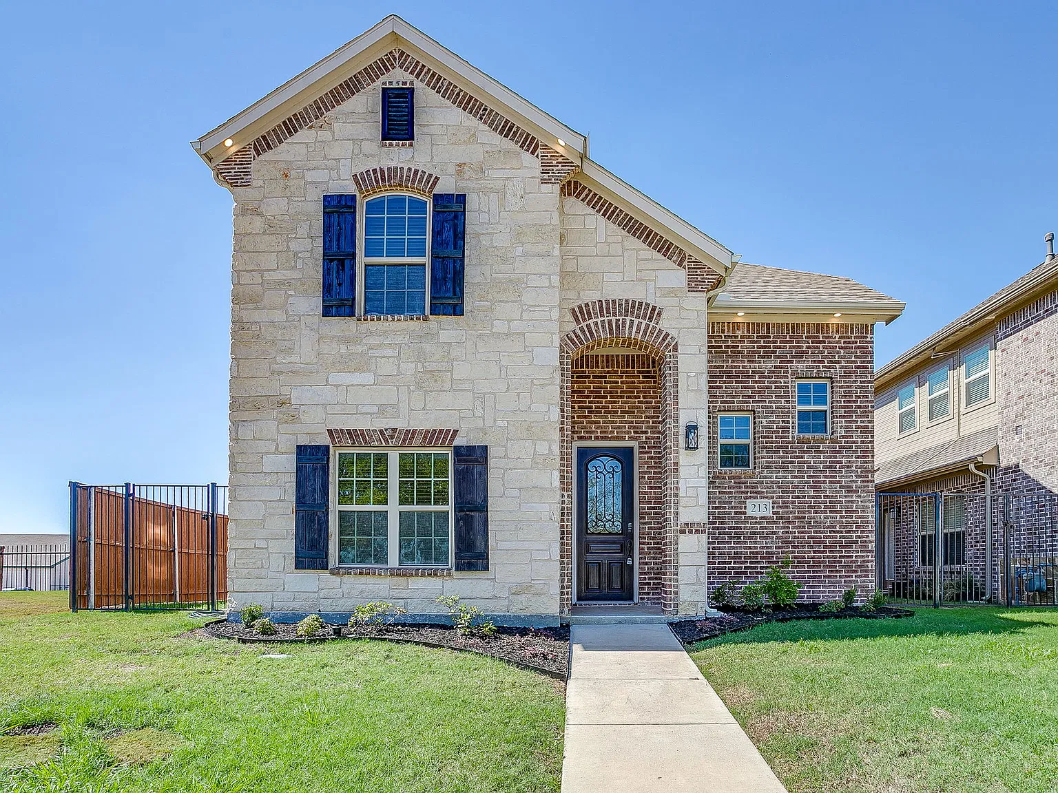 3 bed, 2.5 bath, 2812 sqft, $3,695 — Photo 2