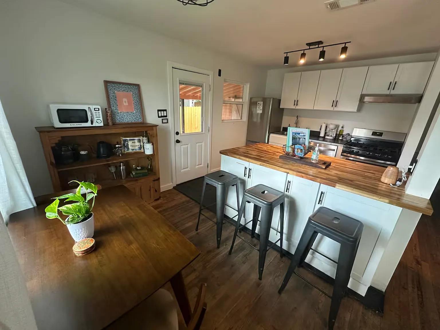 3 bed, 864 sqft, $2,600 — Photo 2