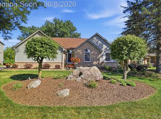 6153 Pine Creek Ct, Grand Blanc, MI 48439
