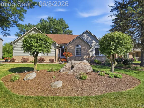 6153 Pine Creek Ct, Grand Blanc, MI 48439