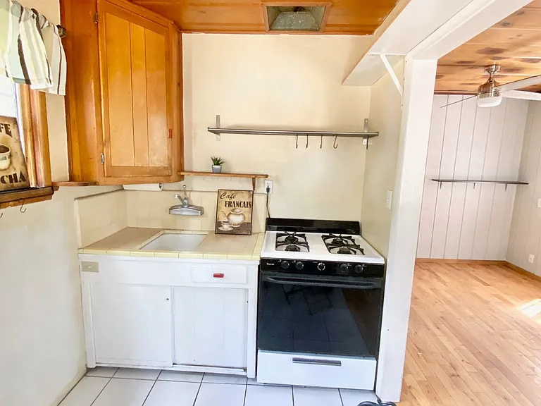 585 Main St #B — Photo 7