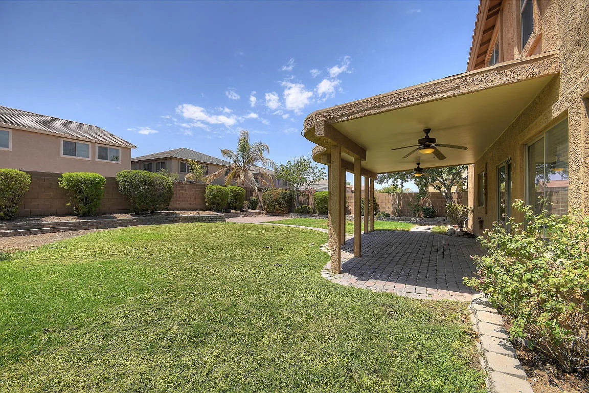 Gorgeous 4 Bed Home Plus Den In Great Condition!! Must See!! — Photo 3
