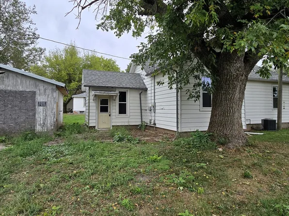 104 N Douglas St, Gilman, IL 60938