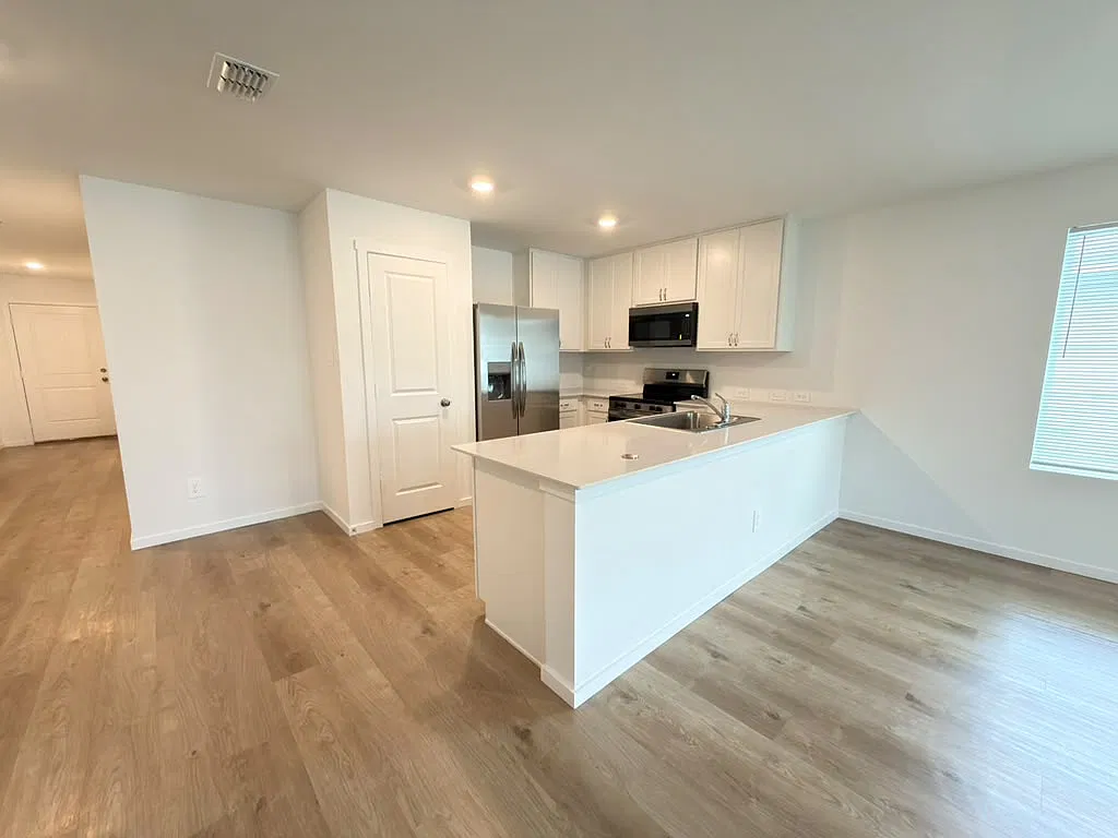 4 bed, 1985 sqft, $2,150 — Photo 3