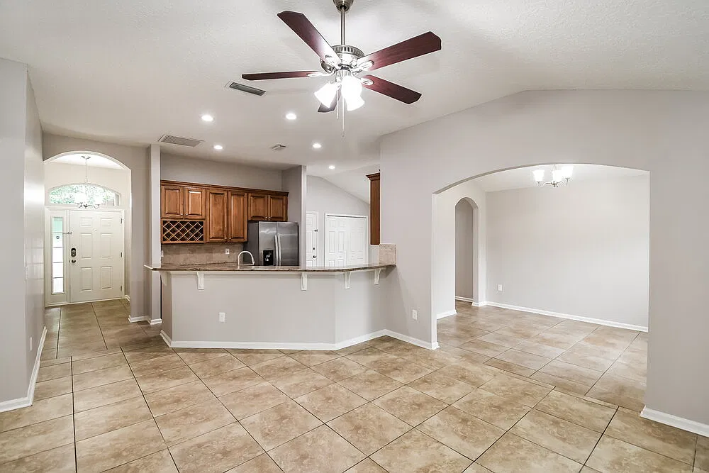 4 bed, 2.0 bath, 1638 sqft, $2,065 — Photo 4
