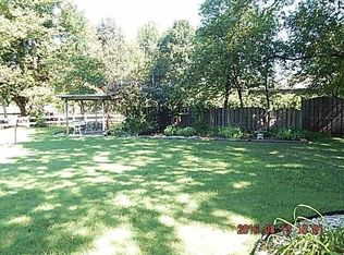 1104 Meadowbrook Rd W, Iola, KS 66749