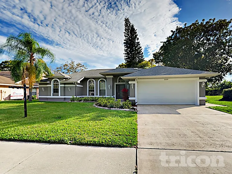1559 McAuliffe Ln — Photo 2