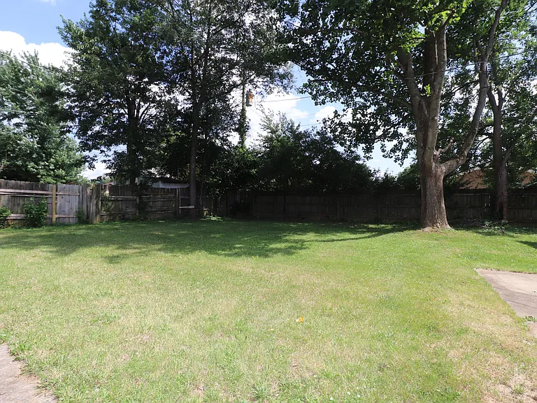 115 Lynwood Dr — Photo 16
