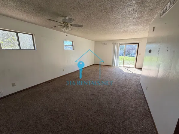 736 W 15th St, Newton, KS 67114