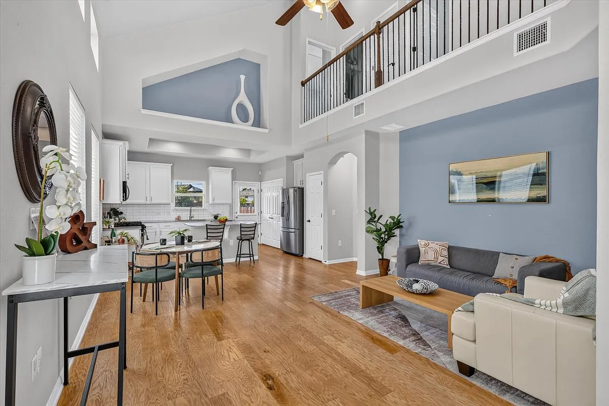 3 bed, 2.5 bath, 1910 sqft, $2,500 — Photo 3