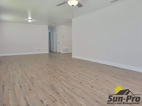 3rd image of 814 Cherry St