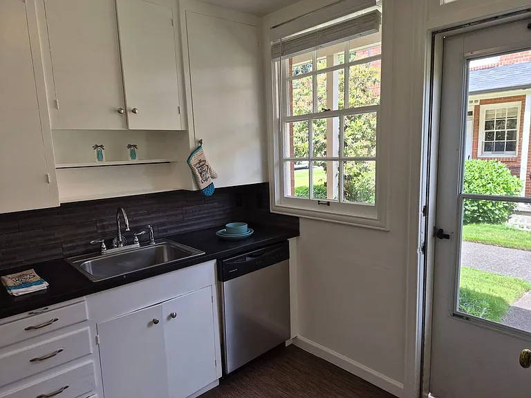 Broadmoor Manor — Photo 106