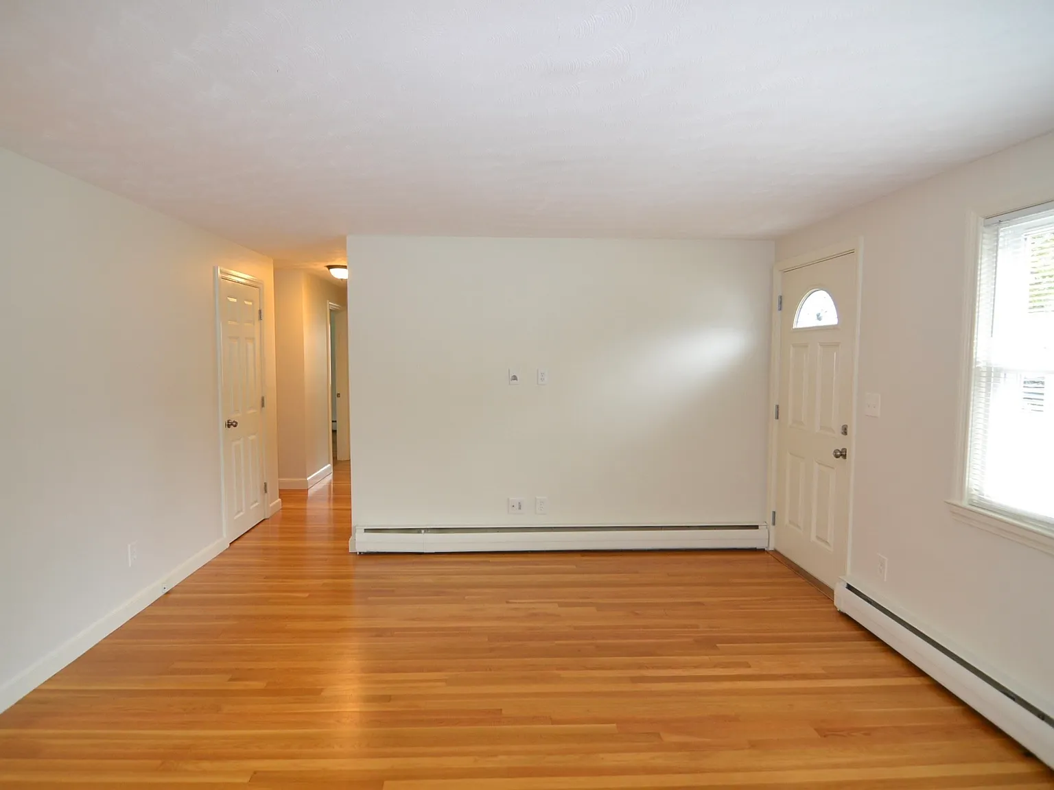 3 bed, 1.0 bath, 1014 sqft, $3,000 — Photo 3