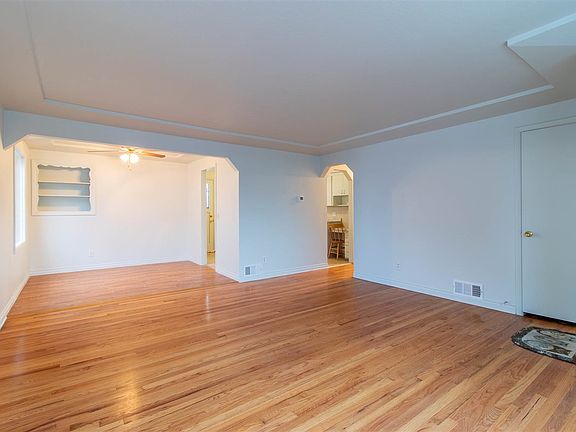 5th image of 627 E Garland Ave