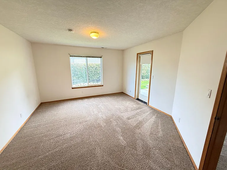 Large 980sq. 1 bedroom apartment with attached garage plus 1 parking space — Photo 13