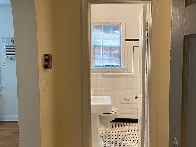 1501 N Rhodes St — Photo 8