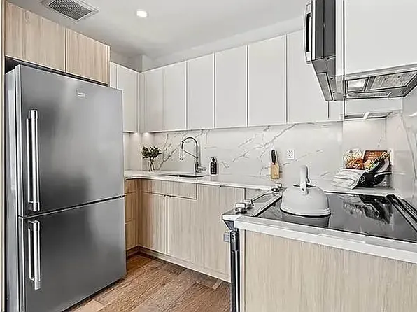 1173 Rogers Avenue image 5 of 8