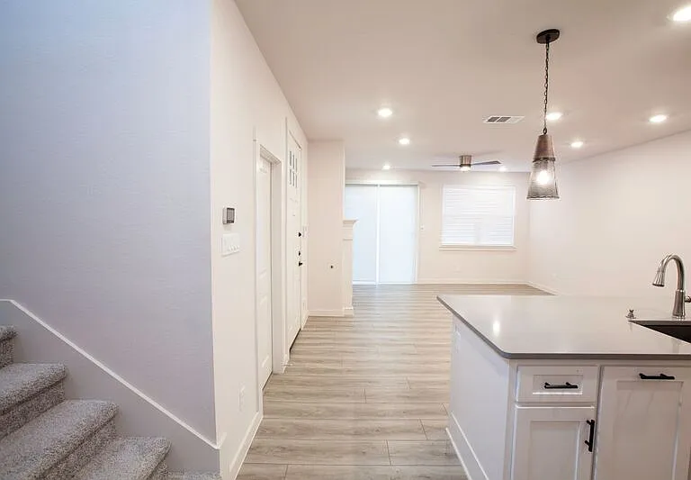 616 Laurel Ln — Photo 6