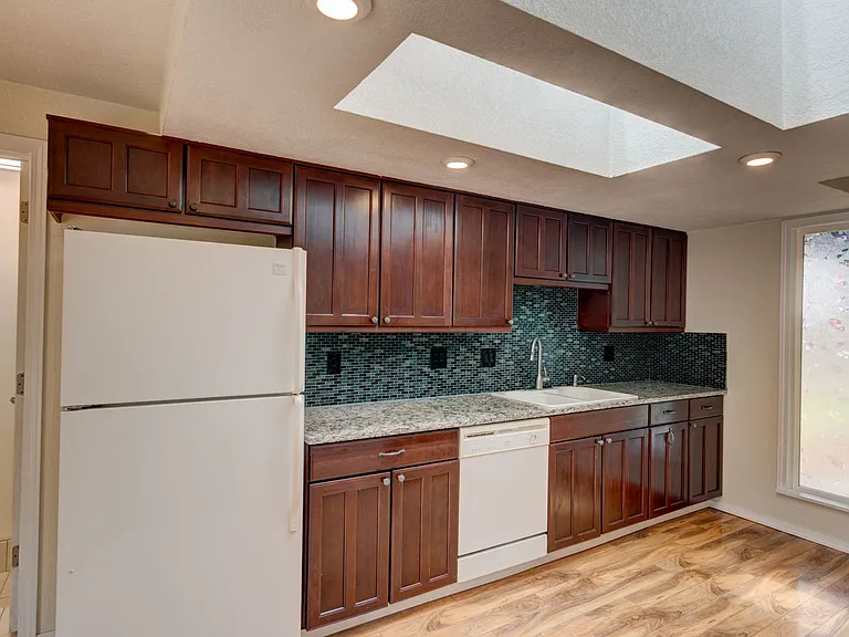 1230 SW Ingleside Ct — Photo 2