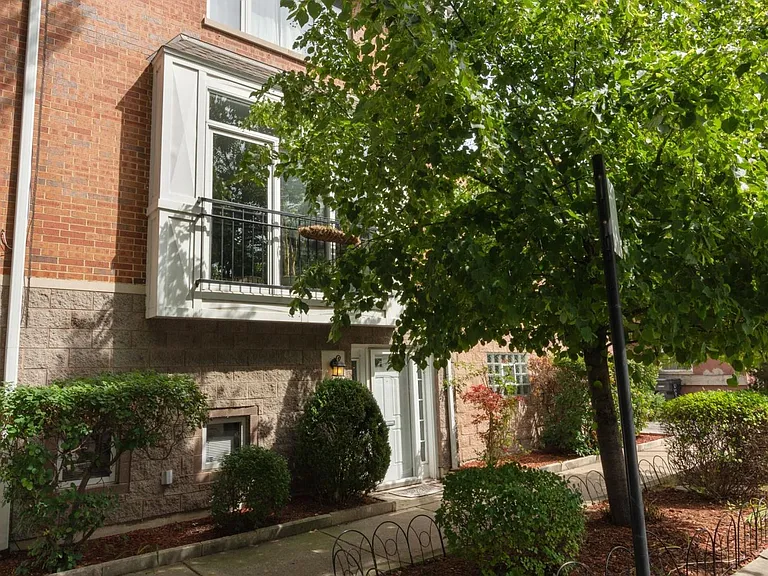 1616 W Altgeld St — Photo 33