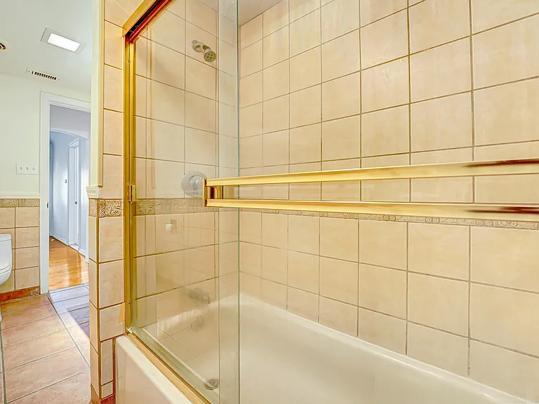 Main Bathroom Tub/Shower