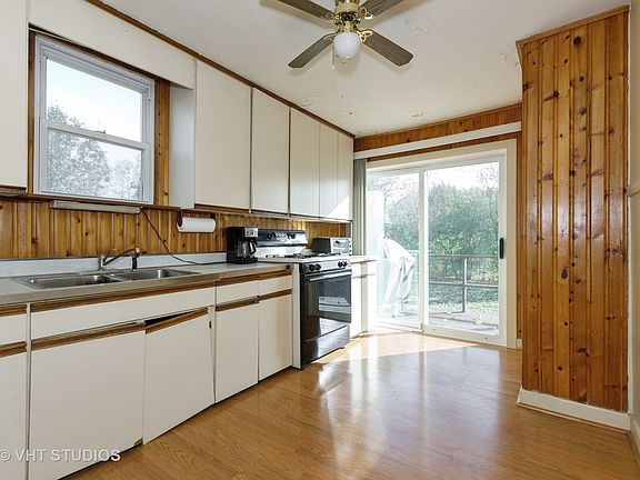 3rd image of 223 W Chicago Ave