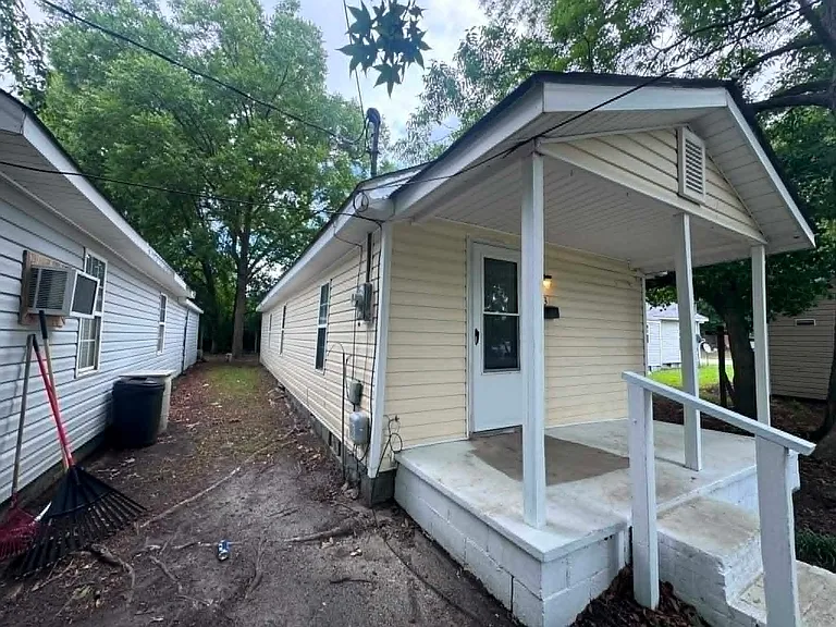 613 E Johnston St — Photo 3