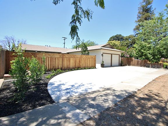4th image of 1115 Rose Ave