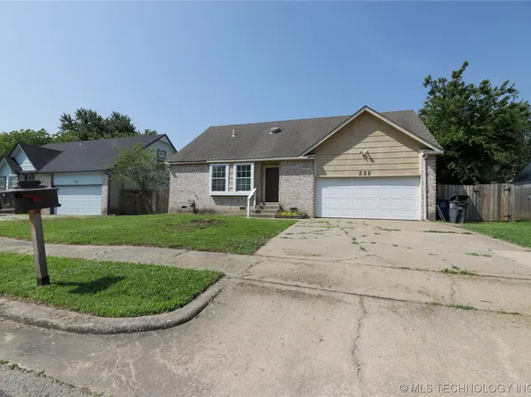 226 S 164th East Pl, Tulsa, OK 74108