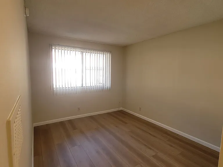 37 unit building close to CSUN! — Photo 22