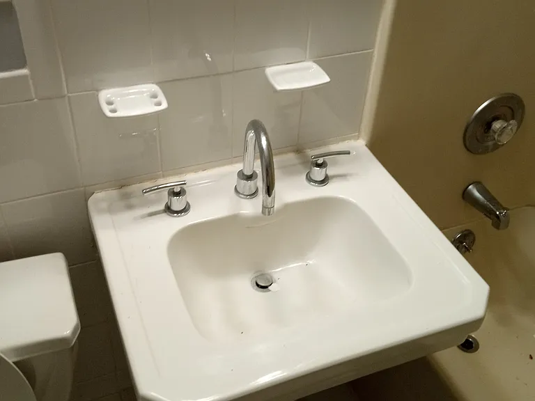 Lakeland Apartments — Photo 12