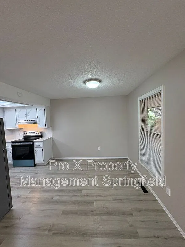 2 bed, 1.0 bath, 878 sqft, $895 — Photo 3