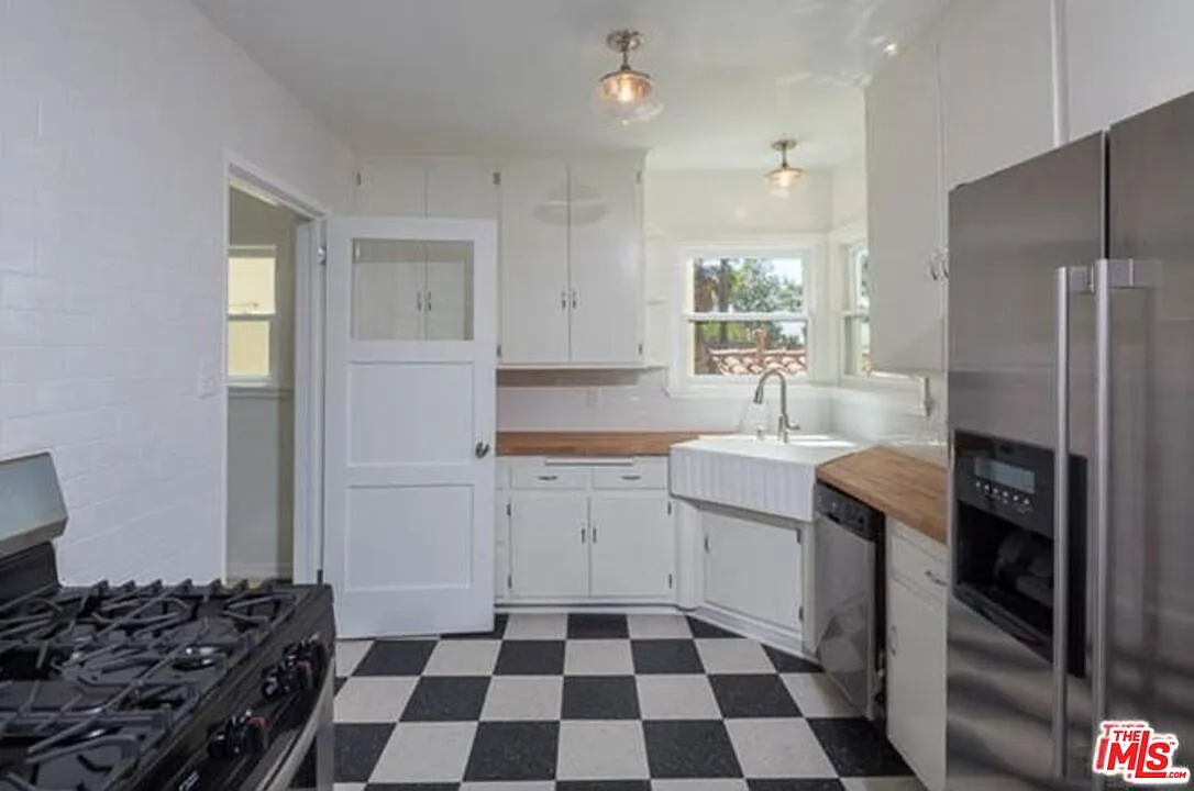 2 bed, 1.0 bath, $4,950 — Photo 2