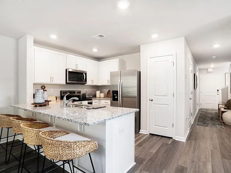 319 Honeystone St — Photo 8