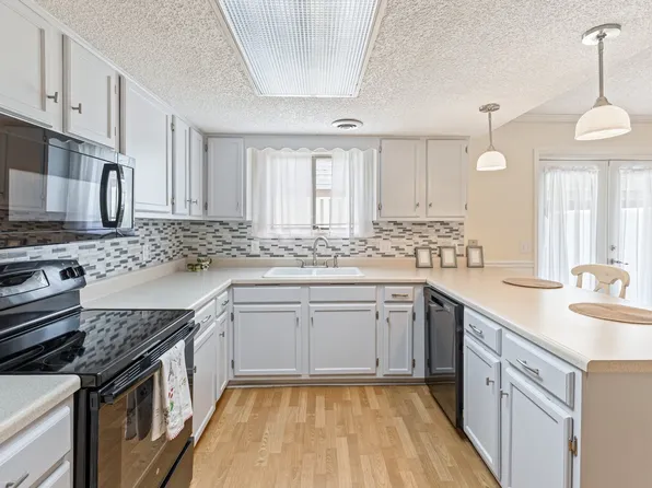 204 Lake Chateau Dr, Hermitage, TN 37076