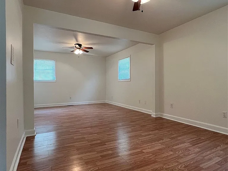 305 Briarwood Cir — Photo 7