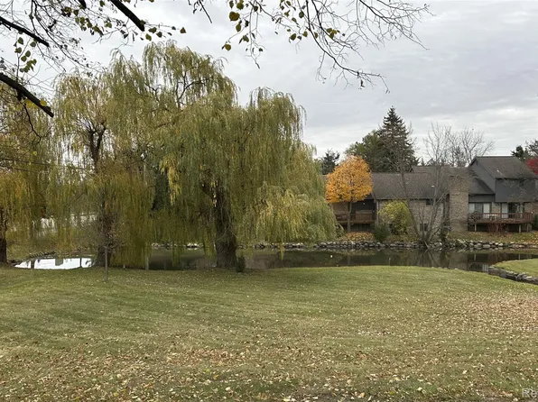 5525 Woodland Ct, West Bloomfield, MI 48322