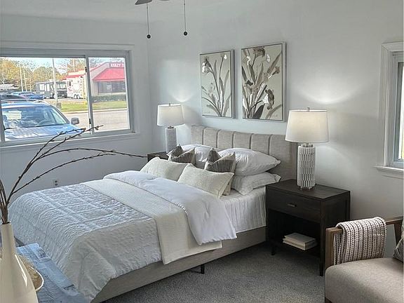 3rd image of 220 S Rosemont Rd