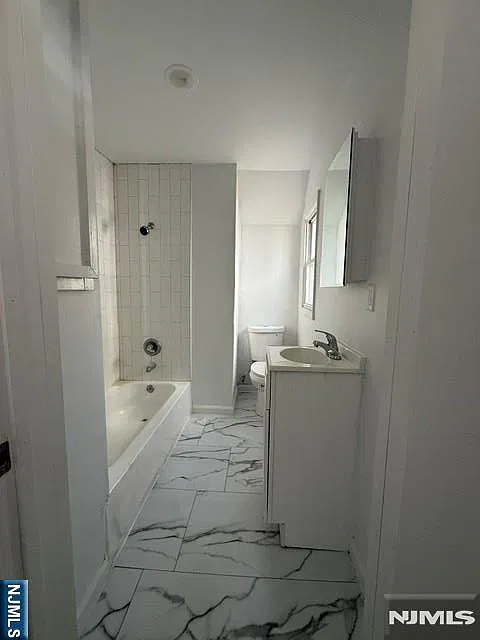3 bed, 1.0 bath, $2,300 — Photo 2