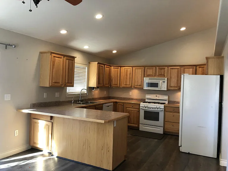 G-Shaped Kitchen